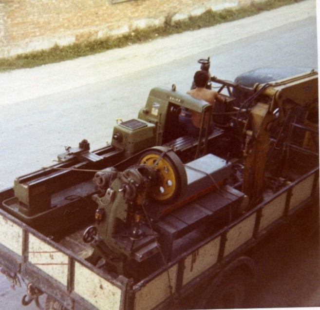 foto del trasporto di parte delle
macchine utensili al nuovo capannone Lega di via Armandi